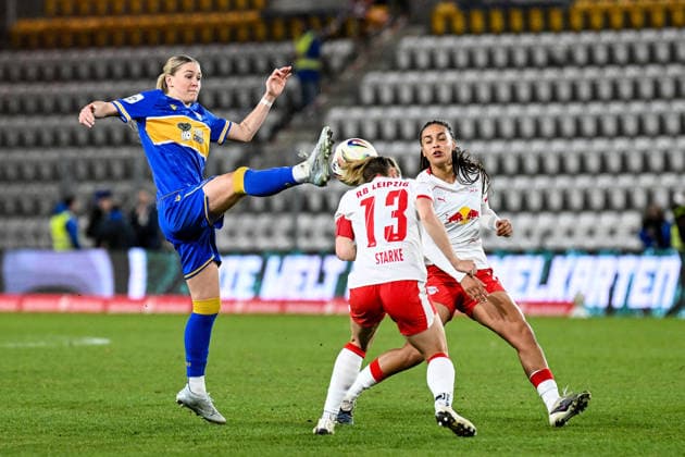 Fußball I Frauen I Saison 2025-2026 I Bundesliga I 22. Spieltag I FC Carl Zeiss Jena - RB Leipzig I 27.03.2026 Gefährliches Spiel von Olivia Johansson Alcaide (9, FC Carl Zeiss Jena), die das Bein hochzieht im Kampf um den Ball gegen Sandra Starke (13, Rasenballsport Leipzig), die mit dem Kopf zum Ball geht, Lisa Baum (11, Rasenballsport Leipzig) schaltet sich ebenfalls in den Zweikampf ein. Jena Ernst-Abbe-Sportfeld, ad hoc Arena Thüringen Deutschland Copyright: xLobeca InesxHähnelx