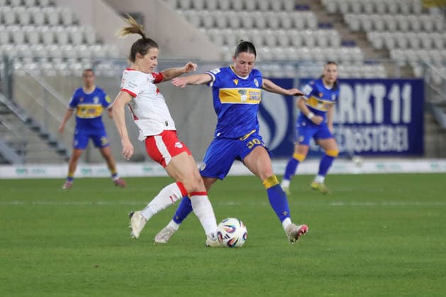 Google Pixel Frauen-Bundesliga, FC Carl Zeiss Jena - RB Leipzig; 27.03.2026 Sandra Starke (13, RB Leipzig) gegen Elena Mühlemann (30, Carl Zeiss Jena). Fußball, Google Pixel Frauen-Bundesliga, Saison 2025 2026, 22. Spieltag: FC Carl Zeiss Jena vs. RB Leipzig am 27.03.2026, Ernst-Abbe-Sportfeld, ad hoc Arena, Jena. DFB REGULATIONS PROHIBIT ANY USE OF PHOTOGRAPHS AS IMAGE SEQUENCES AND OR QUASI-VIDEO. Copyright: xBEAUTIFULxSPORTS JanxKaeferx