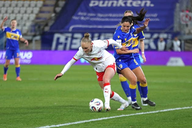 Google Pixel Frauen-Bundesliga, FC Carl Zeiss Jena - RB Leipzig; 27.03.2026 Victoria Krug (20, RB Leipzig) gegen Olivia Alcaide (9, Carl Zeiss Jena). Fußball, Google Pixel Frauen-Bundesliga, Saison 2025 2026, 22. Spieltag: FC Carl Zeiss Jena vs. RB Leipzig am 27.03.2026, Ernst-Abbe-Sportfeld, ad hoc Arena, Jena. DFB REGULATIONS PROHIBIT ANY USE OF PHOTOGRAPHS AS IMAGE SEQUENCES AND OR QUASI-VIDEO. Copyright: xBEAUTIFULxSPORTS JanxKaeferx