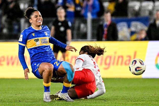 Fußball I Frauen I Saison 2025-2026 I Bundesliga I 22. Spieltag I FC Carl Zeiss Jena - RB Leipzig I 27.03.2026 Josephine Bonsu (23, FC Carl Zeiss Jena) verzieht beim Fallen nach einem Foul von Delice Boboy (17, Rasenballsport Leipzig) schmerzverzerrt das Gesicht Jena Ernst-Abbe-Sportfeld, ad hoc Arena Thüringen Deutschland Copyright: xLobeca InesxHähnelx