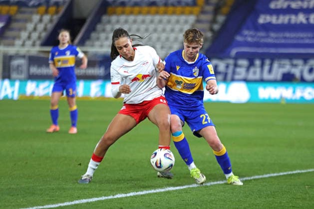 Google Pixel Frauen-Bundesliga, FC Carl Zeiss Jena - RB Leipzig; 27.03.2026 Lisa Baum (11, RB Leipzig) gegen Gwendolyn Mummert (27, Carl Zeiss Jena). Fußball, Google Pixel Frauen-Bundesliga, Saison 2025 2026, 22. Spieltag: FC Carl Zeiss Jena vs. RB Leipzig am 27.03.2026, Ernst-Abbe-Sportfeld, ad hoc Arena, Jena. DFB REGULATIONS PROHIBIT ANY USE OF PHOTOGRAPHS AS IMAGE SEQUENCES AND OR QUASI-VIDEO. Copyright: xBEAUTIFULxSPORTS JanxKaeferx