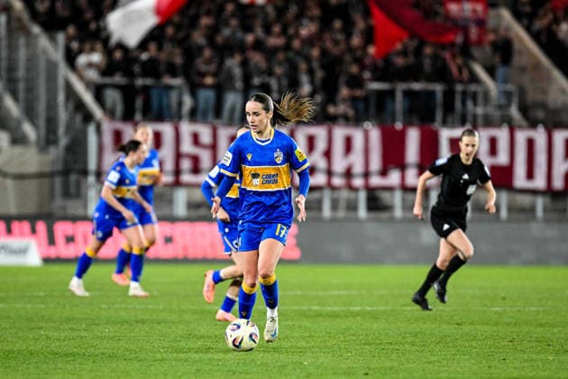 Fußball I Frauen I Saison 2025-2026 I Bundesliga I 22. Spieltag I FC Carl Zeiss Jena - RB Leipzig I 27.03.2026 Rieke Tietz (17, FC Carl Zeiss Jena) dribbelt mit dem Ball Freisteller, Nahaufnahme, Porträt, Portrait, Einzelfoto, Einzelbild, Körper Jena Ernst-Abbe-Sportfeld, ad hoc Arena Thüringen Deutschland Copyright: xLobeca InesxHähnelx