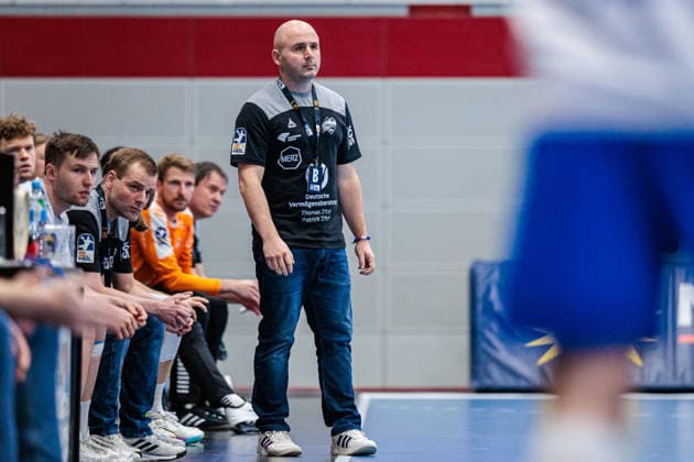 Vanja Radic (Dessau-Rosslauer HV 06, Trainer) GER, TuS N-Luebbecke vs. Dessau-Rosslauer HV 06, Handball, 2. Bundesliga, 25. Spieltag, Spielzeit 2025 2026, 27.03.2026 GER, TuS N-Luebbecke vs. Dessau-Rosslauer HV 06, Handball, 2. Bundesliga, 25. Spieltag, Spielzeit 2025 2026, 27.03.2026 Luebbecke Copyright: xEibner-Pressefoto JanxRollingerx EP_JSK