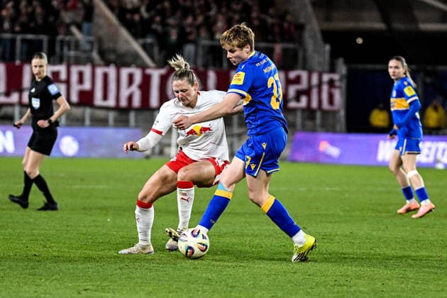 Fußball I Frauen I Saison 2025-2026 I Bundesliga I 22. Spieltag I FC Carl Zeiss Jena - RB Leipzig I 27.03.2026 Zweikampff Marleen Schimmer (14, Rasenballsport Leipzig) und Gwendolyn Mummert (27, FC Carl Zeiss Jena) Jena Ernst-Abbe-Sportfeld, ad hoc Arena Thüringen Deutschland Copyright: xLobeca InesxHähnelx