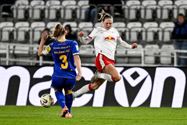 Fußball I Frauen I Saison 2025-2026 I Bundesliga I 22. Spieltag I FC Carl Zeiss Jena - RB Leipzig I 27.03.2026 Zweikampf Toma Ihlenburg (3, FC Carl Zeiss Jena) und Marleen Schimmer (14, Rasenballsport Leipzig) Jena Ernst-Abbe-Sportfeld, ad hoc Arena Thüringen Deutschland Copyright: xLobeca InesxHähnelx