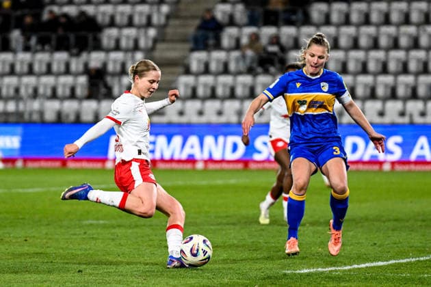 Fußball I Frauen I Saison 2025-2026 I Bundesliga I 22. Spieltag I FC Carl Zeiss Jena - RB Leipzig I 27.03.2026 Torschuss Emilia Asgeirsdottir (8, Rasenballsport Leipzig), Toma Ihlenburg (3, FC Carl Zeiss Jena) mit dem Abwehrversuch Jena Ernst-Abbe-Sportfeld, ad hoc Arena Thüringen Deutschland Copyright: xLobeca InesxHähnelx