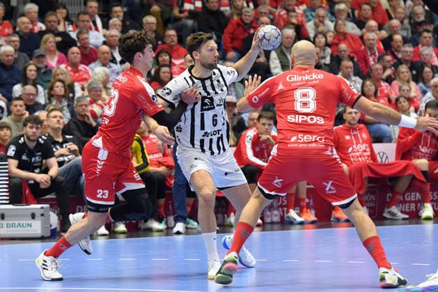 Harald Reinkind (THW Kiel 6) (am Ball), Marti Soler (MT Melsungen 23), Adrian Sipos (MT Melsungen 8) , GER, MT Melsungen - THW Kiel, Handball, 1. Bundesliga, 26. Spieltag, Saison 2025 2026, 27.03.2026, GER, MT Melsungen - THW Kiel, Handball, 1. Bundesliga, 26. Spieltag, Saison 2025 2026, 27.03.2026 Kassel Copyright: xEibner-Pressefotox xRolandxSippex EP_RSL