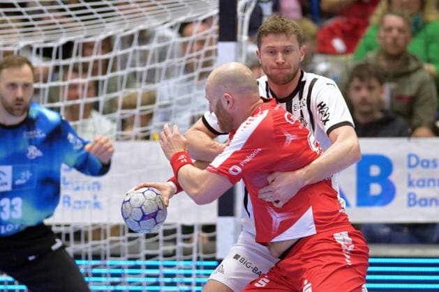 Arnar Freyr Arnarsson (MT Melsungen 21) (am Ball); Magnus Landin Jacobsen (THW Kiel 7), Andreas Wolff (Torwart THW Kiel 33) (L, hinten) , GER, MT Melsungen - THW Kiel, Handball, 1. Bundesliga, 26. Spieltag, Saison 2025 2026, 27.03.2026, GER, MT Melsungen - THW Kiel, Handball, 1. Bundesliga, 26. Spieltag, Saison 2025 2026, 27.03.2026 Kassel Copyright: xEibner-Pressefotox xRolandxSippex EP_RSL