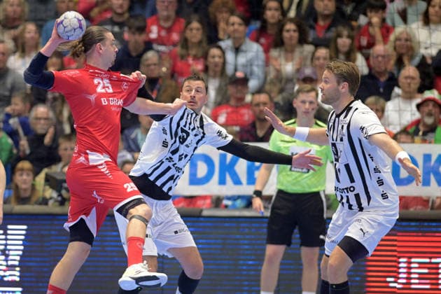 Olle Forsell Schefvert (MT Melsungen 25) beim Wurf; Domagoj Duvnjak (THW Kiel 4), Petter Overby (THW Kiel 11) (R) in der Abwehr , GER, MT Melsungen - THW Kiel, Handball, 1. Bundesliga, 26. Spieltag, Saison 2025 2026, 27.03.2026, GER, MT Melsungen - THW Kiel, Handball, 1. Bundesliga, 26. Spieltag, Saison 2025 2026, 27.03.2026 Kassel Copyright: xEibner-Pressefotox xRolandxSippex EP_RSL