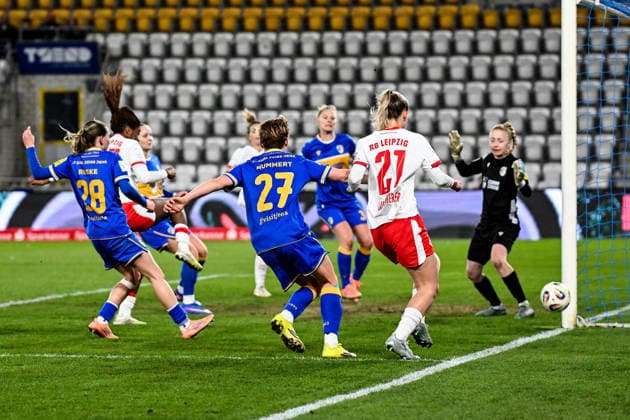 Fußball I Frauen I Saison 2025-2026 I Bundesliga I 22. Spieltag I FC Carl Zeiss Jena - RB Leipzig I 27.03.2026 Delice Boboy (17, Rasenballsport Leipzig) (2.v.l.) setzt den Ball knapp neben den Torpfosten Jena Ernst-Abbe-Sportfeld, ad hoc Arena Thüringen Deutschland Copyright: xLobeca InesxHähnelx