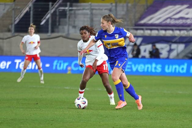 Google Pixel Frauen-Bundesliga, FC Carl Zeiss Jena - RB Leipzig; 27.03.2026 Toma Ihlenburg (3, Carl Zeiss Jena) vor Delice Boboy (17, RB Leipzig). Fußball, Google Pixel Frauen-Bundesliga, Saison 2025 2026, 22. Spieltag: FC Carl Zeiss Jena vs. RB Leipzig am 27.03.2026, Ernst-Abbe-Sportfeld, ad hoc Arena, Jena. DFB REGULATIONS PROHIBIT ANY USE OF PHOTOGRAPHS AS IMAGE SEQUENCES AND OR QUASI-VIDEO. Copyright: xBEAUTIFULxSPORTS JanxKaeferx