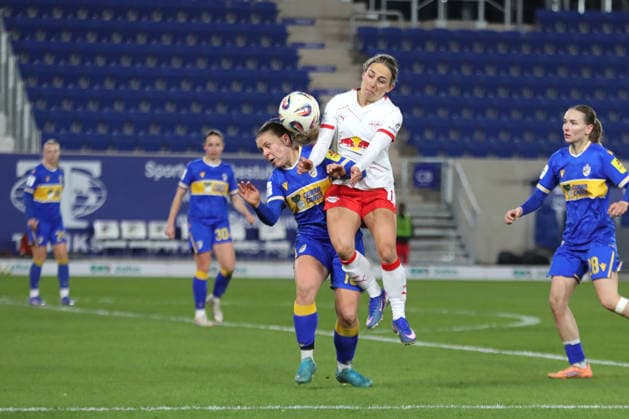 Google Pixel Frauen-Bundesliga, FC Carl Zeiss Jena - RB Leipzig; 27.03.2026 Lara Schenk (18, Carl Zeiss Jena) gegen Gina Chmielinski (10, RB Leipzig). Fußball, Google Pixel Frauen-Bundesliga, Saison 2025 2026, 22. Spieltag: FC Carl Zeiss Jena vs. RB Leipzig am 27.03.2026, Ernst-Abbe-Sportfeld, ad hoc Arena, Jena. DFB REGULATIONS PROHIBIT ANY USE OF PHOTOGRAPHS AS IMAGE SEQUENCES AND OR QUASI-VIDEO. Copyright: xBEAUTIFULxSPORTS JanxKaeferx