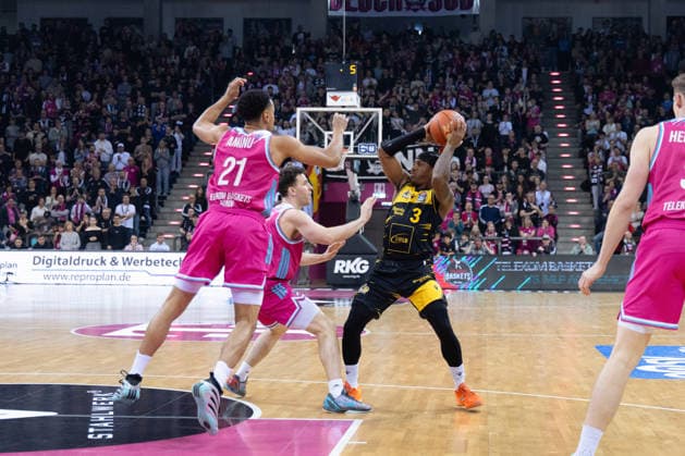 Stefan Smith (MHP RIESEN Ludwigsburg, 03) vs Grayson Murphy (Telekom Baskets Bonn, 07), Joel Sadu Aminu (Telekom Baskets Bonn, 21), Patrick Heckmann (Telekom Baskets Bonn, 33) Telekom Baskets Bonn vs. MHP RIESEN Ludwigsburg, Basketball, easy Credit BBL, 26. Spieltag, 2025 2026, 27.03.2026 Telekom Baskets Bonn vs. MHP RIESEN Ludwigsburg, Basketball, easy Credit BBL, 26. Spieltag, 2025 2026, 27.02.2026 Bonn Copyright: xEibner-Pressefoto GerhardxWingenx EP_GWR