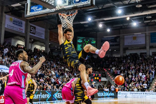 Brandon Tischler (MHP RIESEN Ludwigsburg, 24) haengt am Korb, Jeff Garrett Jr. (Telekom Baskets Bonn, 04) schaut zu Telekom Baskets Bonn vs. MHP RIESEN Ludwigsburg, Basketball, easy Credit BBL, 26. Spieltag, 2025 2026, 27.03.2026 Telekom Baskets Bonn vs. MHP RIESEN Ludwigsburg, Basketball, easy Credit BBL, 26. Spieltag, 2025 2026, 27.02.2026 Bonn Copyright: xEibner-Pressefoto GerhardxWingenx EP_GWR