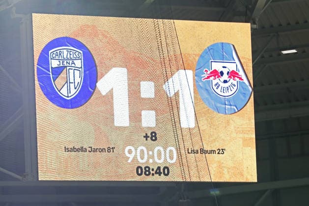 Google Pixel Frauen-Bundesliga, FC Carl Zeiss Jena - RB Leipzig; 27.03.2026 Der Endstand von 1:1 auf der Videowand, Anzeigetafel. Fußball, Google Pixel Frauen-Bundesliga, Saison 2025 2026, 22. Spieltag: FC Carl Zeiss Jena vs. RB Leipzig am 27.03.2026, Ernst-Abbe-Sportfeld, ad hoc Arena, Jena. DFB REGULATIONS PROHIBIT ANY USE OF PHOTOGRAPHS AS IMAGE SEQUENCES AND OR QUASI-VIDEO. Copyright: xBEAUTIFULxSPORTS JanxKaeferx