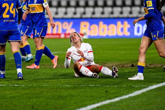 Fußball I Frauen I Saison 2025-2026 I Bundesliga I 22. Spieltag I FC Carl Zeiss Jena - RB Leipzig I 27.03.2026 Gina Chmielinski (10, Rasenballsport Leipzig) verzweifelt am Boden sitzend nach einer verpassten Torchance Freisteller, Nahaufnahme, Porträt, Portrait, Einzelfoto, Einzelbild, Körper Jena Ernst-Abbe-Sportfeld, ad hoc Arena Thüringen Deutschland Copyright: xLobeca InesxHähnelx