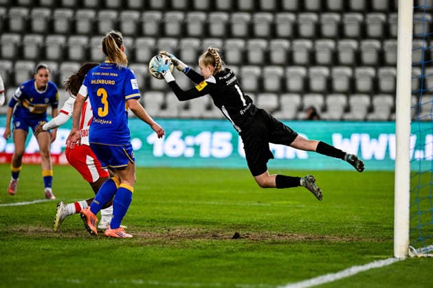 Fußball I Frauen I Saison 2025-2026 I Bundesliga I 22. Spieltag I FC Carl Zeiss Jena - RB Leipzig I 27.03.2026 Parade von Jasmin Janning (1, FC Carl Zeiss Jena) gegen Delice Boboy (17, Rasenballsport Leipzig) Jena Ernst-Abbe-Sportfeld, ad hoc Arena Thüringen Deutschland Copyright: xLobeca InesxHähnelx
