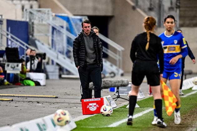 Fußball I Frauen I Saison 2025-2026 I Bundesliga I 22. Spieltag I FC Carl Zeiss Jena - RB Leipzig I 27.03.2026 Jonas Stephan (Trainer, Rasenballsport Leipzig) mit roten Kopf, hat die Hände in die Hosentaschen gesteckt und wirkt unzufrieden Freisteller, Nahaufnahme, Porträt, Portrait, Einzelfoto, Einzelbild, Körper Jena Ernst-Abbe-Sportfeld, ad hoc Arena Thüringen Deutschland Copyright: xLobeca InesxHähnelx