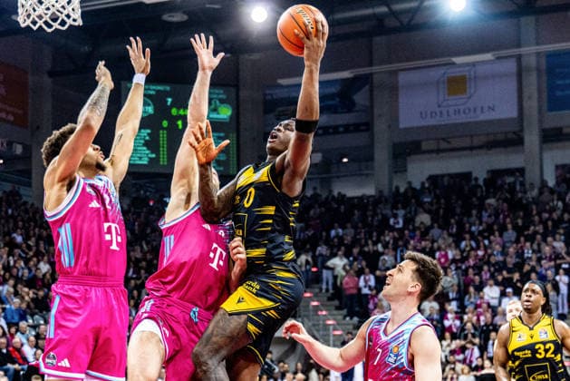 Babacar Sane (MHP RIESEN Ludwigsburg, 00) vs Grayson Murphy (Telekom Baskets Bonn, 07), Alijah Comithier (Telekom Baskets Bonn, 02), Patrick Heckmann (Telekom Baskets Bonn, 33), Keyshawn Kellman (MHP RIESEN Ludwigsburg, 32) schaut zu Telekom Baskets Bonn vs. MHP RIESEN Ludwigsburg, Basketball, easy Credit BBL, 26. Spieltag, 2025 2026, 27.03.2026 Telekom Baskets Bonn vs. MHP RIESEN Ludwigsburg, Basketball, easy Credit BBL, 26. Spieltag, 2025 2026, 27.02.2026 Bonn Copyright: xEibner-Pressefoto GerhardxWingenx EP_GWR