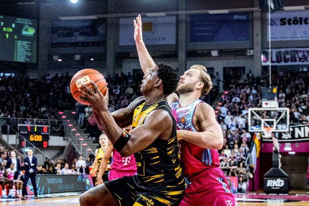 Elijah Hughes (MHP RIESEN Ludwigsburg, 07) vs Patrick Heckmann (Telekom Baskets Bonn, 33) Telekom Baskets Bonn vs. MHP RIESEN Ludwigsburg, Basketball, easy Credit BBL, 26. Spieltag, 2025 2026, 27.03.2026 Telekom Baskets Bonn vs. MHP RIESEN Ludwigsburg, Basketball, easy Credit BBL, 26. Spieltag, 2025 2026, 27.02.2026 Bonn Copyright: xEibner-Pressefoto GerhardxWingenx EP_GWR