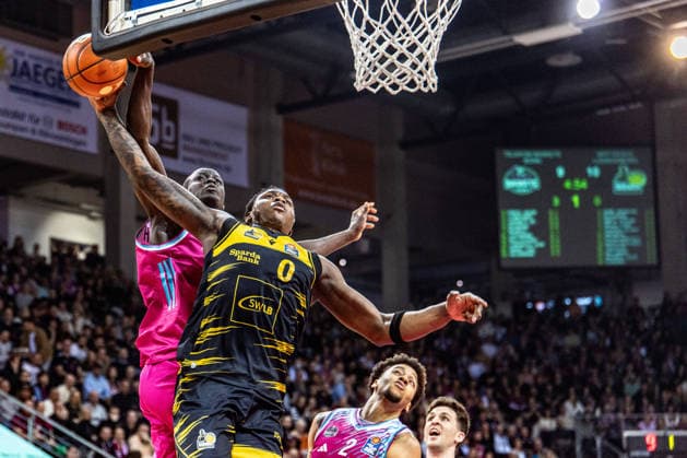Babacar Sane (MHP RIESEN Ludwigsburg, 00) wird von Kur Jongkuch (Telekom Baskets Bonn, 15) am Wurf gehindert, Alijah Comithier (Telekom Baskets Bonn, 02) schaut zu Telekom Baskets Bonn vs. MHP RIESEN Ludwigsburg, Basketball, easy Credit BBL, 26. Spieltag, 2025 2026, 27.03.2026 Telekom Baskets Bonn vs. MHP RIESEN Ludwigsburg, Basketball, easy Credit BBL, 26. Spieltag, 2025 2026, 27.02.2026 Bonn Copyright: xEibner-Pressefoto GerhardxWingenx EP_GWR