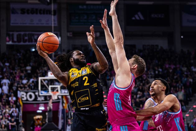 easyCredit Basketball Bundesliga, Telekom Baskets Bonn vs. MHP Riesen Ludwigsburg, 27.3.2026 Traveon Buchanan (MHP RIESEN LUDWIGSBURG 2) gegen Patrick Heckmann (Telekom Baskets Bonn 33) -- easyCredit Basketball Bundesliga, Telekom Baskets Bonn vs. MHP Riesen Ludwigsburg, 27.3.2026, Telekom Dome Bonn Copyright: xBEAUTIFULxSPORTS Derixx