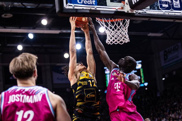 easyCredit Basketball Bundesliga, Telekom Baskets Bonn vs. MHP Riesen Ludwigsburg, 27.3.2026 Lenny Anigbata (MHP RIESEN LUDWIGSBURG 12) gegen Kur Jongkuch (Telekom Baskets Bonn 15) -- easyCredit Basketball Bundesliga, Telekom Baskets Bonn vs. MHP Riesen Ludwigsburg, 27.3.2026, Telekom Dome Bonn Copyright: xBEAUTIFULxSPORTS Derixx