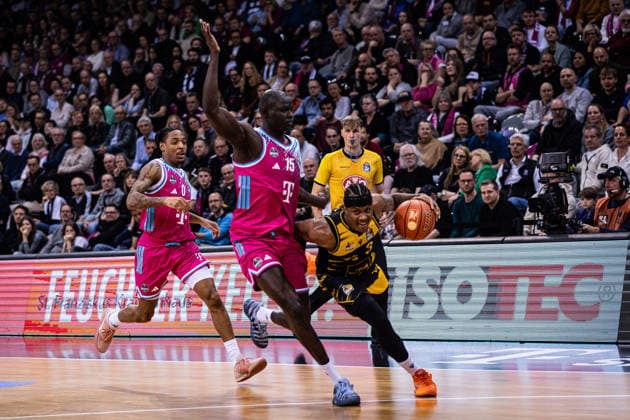 easyCredit Basketball Bundesliga, Telekom Baskets Bonn vs. MHP Riesen Ludwigsburg, 27.3.2026 Babacar Sane (MHP RIESEN LUDWIGSBURG 0) gegen Kur Jongkuch (Telekom Baskets Bonn 15) und Jalen Finch (Telekom Baskets Bonn 0) -- easyCredit Basketball Bundesliga, Telekom Baskets Bonn vs. MHP Riesen Ludwigsburg, 27.3.2026, Telekom Dome Bonn Copyright: xBEAUTIFULxSPORTS Derixx