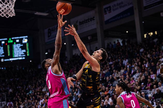 easyCredit Basketball Bundesliga, Telekom Baskets Bonn vs. MHP Riesen Ludwigsburg, 27.3.2026 Brandon Tischler (MHP RIESEN LUDWIGSBURG 24) gegen Jeff Garrett Jr. (Telekom Baskets Bonn 4) -- easyCredit Basketball Bundesliga, Telekom Baskets Bonn vs. MHP Riesen Ludwigsburg, 27.3.2026, Telekom Dome Bonn Copyright: xBEAUTIFULxSPORTS Derixx