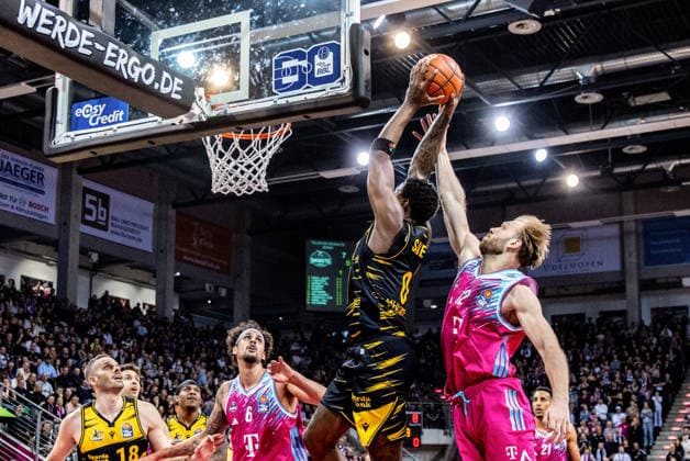 Babacar Sane (MHP RIESEN Ludwigsburg, 00) am Korb vs Melvin Jostmann (Telekom Baskets Bonn, 12), Michael Kessens (Telekom Baskets Bonn, 06) und Jonas Wohlfarth-Bottermann (MHP RIESEN Ludwigsburg, 18) schauen zu Telekom Baskets Bonn vs. MHP RIESEN Ludwigsburg, Basketball, easy Credit BBL, 26. Spieltag, 2025 2026, 27.03.2026 Telekom Baskets Bonn vs. MHP RIESEN Ludwigsburg, Basketball, easy Credit BBL, 26. Spieltag, 2025 2026, 27.02.2026 Bonn Copyright: xEibner-Pressefoto GerhardxWingenx EP_GWR