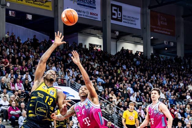Yorman Polas Bartolo (MHP RIESEN Ludwigsburg, 13) vs Jalen Finch (Telekom Baskets Bonn, 00), Grayson Murphy (Telekom Baskets Bonn, 07) schaut zu Telekom Baskets Bonn vs. MHP RIESEN Ludwigsburg, Basketball, easy Credit BBL, 26. Spieltag, 2025 2026, 27.03.2026 Telekom Baskets Bonn vs. MHP RIESEN Ludwigsburg, Basketball, easy Credit BBL, 26. Spieltag, 2025 2026, 27.02.2026 Bonn Copyright: xEibner-Pressefoto GerhardxWingenx EP_GWR