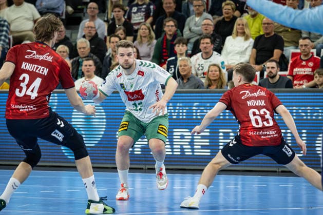 DAIKIN HBL: SG Flensburg-Handewitt vs GWD Minden; 27.03.26 Ian Weber (Nr.13, GWD Minden) gegen Thilo Knutzen (Nr.34, SG Flensburg-Handewitt) und Domen Novak (Nr.63, SG Flensburg-Handewitt) DAIKIN HBL: SG Flensburg-Handewitt vs GWD Minden, GP JOULE Arena am 27.03.26 Copyright: xBEAUTIFULxSPORTS MarioxM.xKobergx