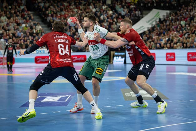 DAIKIN HBL: SG Flensburg-Handewitt vs GWD Minden; 27.03.26 Ian Weber (Nr.13, GWD Minden) gegen Lasse Kjaer Moller (Nr.64, SG Flensburg-Handewitt) und Blaz Blagotinsek (Nr.43, SG Flensburg-Handewitt) DAIKIN HBL: SG Flensburg-Handewitt vs GWD Minden, GP JOULE Arena am 27.03.26 Copyright: xBEAUTIFULxSPORTS MarioxM.xKobergx
