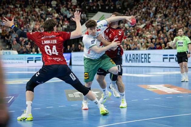 DAIKIN HBL: SG Flensburg-Handewitt vs GWD Minden; 27.03.26 Lasse Kjaer Moller (Nr.64, SG Flensburg-Handewitt), Philipp Vorlicek (Nr.22, GWD Minden), Johannes Golla (Nr.04, SG Flensburg-Handewitt) DAIKIN HBL: SG Flensburg-Handewitt vs GWD Minden, GP JOULE Arena am 27.03.26 Copyright: xBEAUTIFULxSPORTS MarioxM.xKobergx