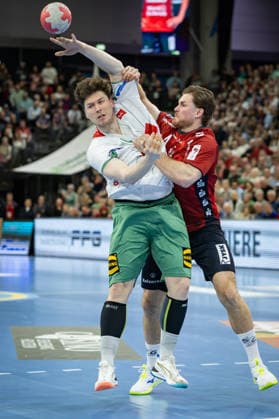 DAIKIN HBL: SG Flensburg-Handewitt vs GWD Minden; 27.03.26 Philipp Vorlicek (Nr.22, GWD Minden) gegen Johannes Golla (Nr.04, SG Flensburg-Handewitt) DAIKIN HBL: SG Flensburg-Handewitt vs GWD Minden, GP JOULE Arena am 27.03.26 Copyright: xBEAUTIFULxSPORTS MarioxM.xKobergx
