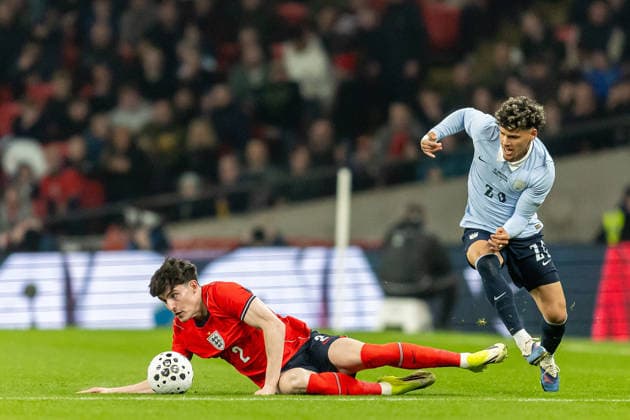 England v Uruguay, Friendly Uruguay forward Maximiliano Araujo fouls England defender Tino Livramento during the Friendly match between England and Uruguay at Wembley Stadium, London, UK on 27 March 2026. London Wembley Stadium Greater London UK Editorial use only , Copyright: xManjitxNarotrax PSI-23956-0009