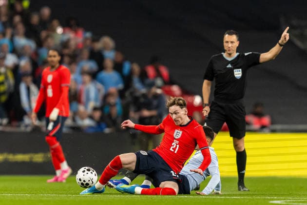 England v Uruguay, Friendly England midfielder James Garner fouled during the Friendly match between England and Uruguay at Wembley Stadium, London, UK on 27 March 2026. London Wembley Stadium Greater London UK Editorial use only , Copyright: xManjitxNarotrax PSI-23956-0012
