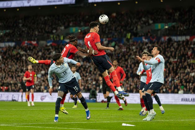 England v Uruguay International Friendly, Länderspiel, Nationalmannschaft Dominic Solanke of England challenges for the aerial ball during the International Friendly match at Wembley Stadium, London 27 03 2026 UK Newspapers OUT Copyright: xJackxTylerx FIL-23187-0048