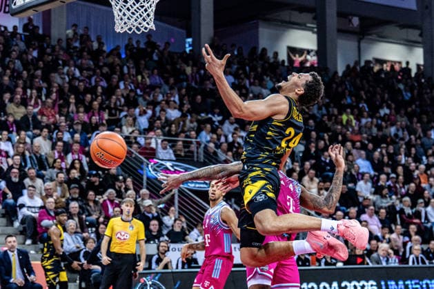 Brandon Tischler (MHP RIESEN Ludwigsburg, 24) wird von Jeff Garrett Jr. (Telekom Baskets Bonn, 04) gefoult Telekom Baskets Bonn vs. MHP RIESEN Ludwigsburg, Basketball, easy Credit BBL, 26. Spieltag, 2025 2026, 27.03.2026 Telekom Baskets Bonn vs. MHP RIESEN Ludwigsburg, Basketball, easy Credit BBL, 26. Spieltag, 2025 2026, 27.02.2026 Bonn Copyright: xEibner-Pressefoto GerhardxWingenx EP_GWR