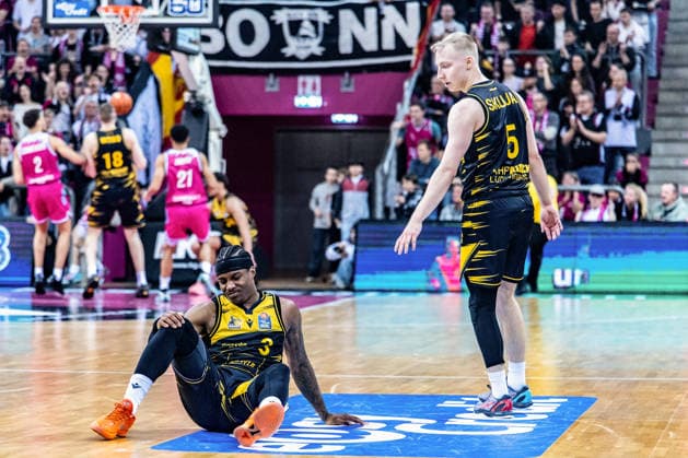 Stefan Smith (MHP RIESEN Ludwigsburg, 03) ist gestuerzr und haelt sich das Knie, Toms Skuja (MHP RIESEN Ludwigsburg, 05) schaut zu Telekom Baskets Bonn vs. MHP RIESEN Ludwigsburg, Basketball, easy Credit BBL, 26. Spieltag, 2025 2026, 27.03.2026 Telekom Baskets Bonn vs. MHP RIESEN Ludwigsburg, Basketball, easy Credit BBL, 26. Spieltag, 2025 2026, 27.02.2026 Bonn Copyright: xEibner-Pressefoto GerhardxWingenx EP_GWR