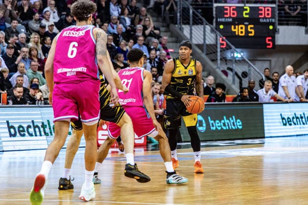 Stefan Smith (MHP RIESEN Ludwigsburg, 03) vs Joel Sadu Aminu (Telekom Baskets Bonn, 21) Telekom Baskets Bonn vs. MHP RIESEN Ludwigsburg, Basketball, easy Credit BBL, 26. Spieltag, 2025 2026, 27.03.2026 Telekom Baskets Bonn vs. MHP RIESEN Ludwigsburg, Basketball, easy Credit BBL, 26. Spieltag, 2025 2026, 27.02.2026 Bonn Copyright: xEibner-Pressefoto GerhardxWingenx EP_GWR