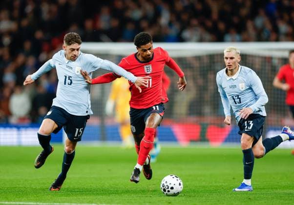 Marcus Rasford of England takes on Federico Valverde (15) and Guillermo Varela of Uriguay England v Uruguay, Football, International Friendly, Länderspiel, Nationalmannschaft Wembley Stadium, Wembley, London - UK, 27 03 2026  Copyright: xMattxImpey Shutterstockx 16805567k
