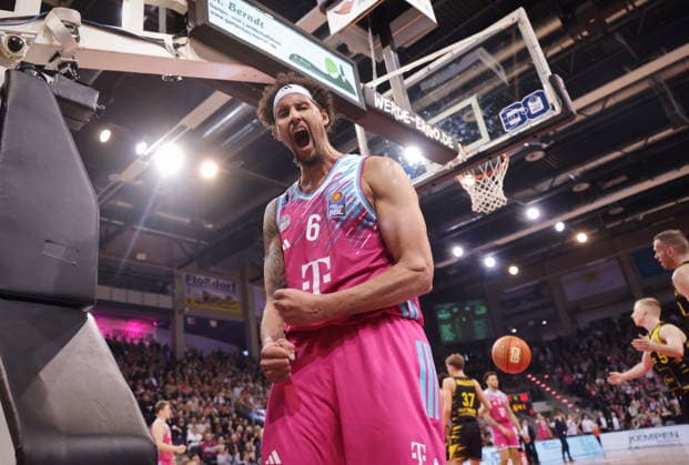 Jubel: Michael Kessens Telekom Baskets Bonn vs. MHP RIESEN Ludwigsburg 26. Speiltag - Saison 2025 26