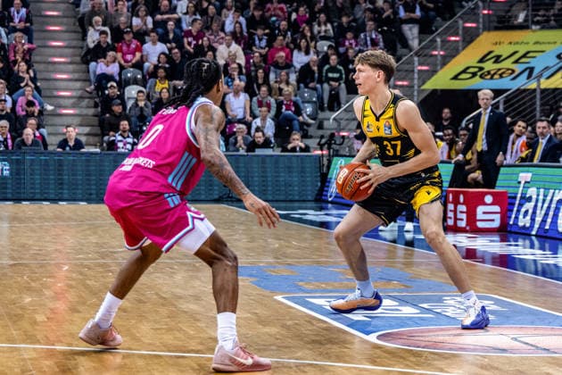 Julis Baumer (MHP RIESEN Ludwigsburg, 37) vs Jalen Finch (Telekom Baskets Bonn, 00) Telekom Baskets Bonn vs. MHP RIESEN Ludwigsburg, Basketball, easy Credit BBL, 26. Spieltag, 2025 2026, 27.03.2026 Telekom Baskets Bonn vs. MHP RIESEN Ludwigsburg, Basketball, easy Credit BBL, 26. Spieltag, 2025 2026, 27.02.2026 Bonn Copyright: xEibner-Pressefoto GerhardxWingenx EP_GWR