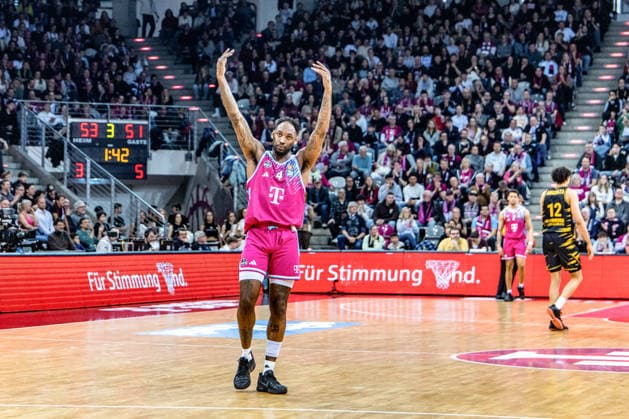 Jeff Garrett Jr. (Telekom Baskets Bonn, 04) fordert die Unterstuetzung der Fans an Telekom Baskets Bonn vs. MHP RIESEN Ludwigsburg, Basketball, easy Credit BBL, 26. Spieltag, 2025 2026, 27.03.2026 Telekom Baskets Bonn vs. MHP RIESEN Ludwigsburg, Basketball, easy Credit BBL, 26. Spieltag, 2025 2026, 27.02.2026 Bonn Copyright: xEibner-Pressefoto GerhardxWingenx EP_GWR