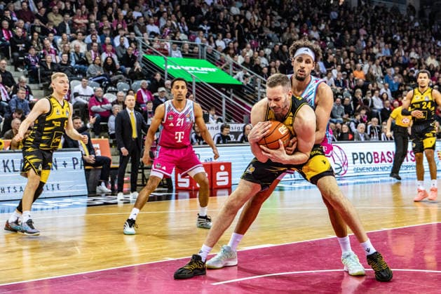 Jonas Wohlfarth-Bottermann (MHP RIESEN Ludwigsburg, 18) wird von Michael Kessens (Telekom Baskets Bonn, 06) gefoult, Joel Sadu Aminu (Telekom Baskets Bonn, 21) und Toms Skuja (MHP RIESEN Ludwigsburg, 05) schauen zu Telekom Baskets Bonn vs. MHP RIESEN Ludwigsburg, Basketball, easy Credit BBL, 26. Spieltag, 2025 2026, 27.03.2026 Telekom Baskets Bonn vs. MHP RIESEN Ludwigsburg, Basketball, easy Credit BBL, 26. Spieltag, 2025 2026, 27.02.2026 Bonn Copyright: xEibner-Pressefoto GerhardxWingenx EP_GWR