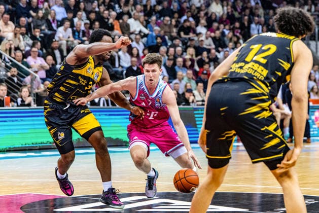 Grayson Murphy (Telekom Baskets Bonn, 07) vs Gavin Schilling (MHP RIESEN Ludwigsburg, 34) Telekom Baskets Bonn vs. MHP RIESEN Ludwigsburg, Basketball, easy Credit BBL, 26. Spieltag, 2025 2026, 27.03.2026 Telekom Baskets Bonn vs. MHP RIESEN Ludwigsburg, Basketball, easy Credit BBL, 26. Spieltag, 2025 2026, 27.02.2026 Bonn Copyright: xEibner-Pressefoto GerhardxWingenx EP_GWR