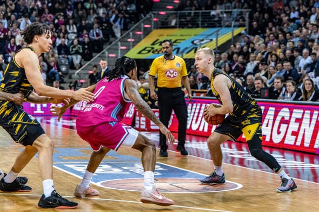 Toms Skuja (MHP RIESEN Ludwigsburg, 05) vs Jalen Finch (Telekom Baskets Bonn, 00) Telekom Baskets Bonn vs. MHP RIESEN Ludwigsburg, Basketball, easy Credit BBL, 26. Spieltag, 2025 2026, 27.03.2026 Telekom Baskets Bonn vs. MHP RIESEN Ludwigsburg, Basketball, easy Credit BBL, 26. Spieltag, 2025 2026, 27.02.2026 Bonn Copyright: xEibner-Pressefoto GerhardxWingenx EP_GWR