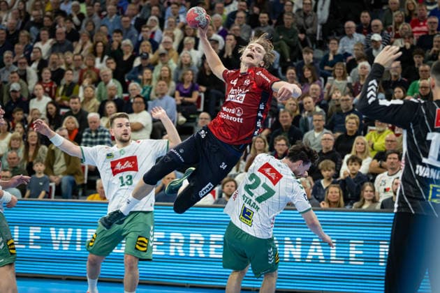 DAIKIN HBL: SG Flensburg-Handewitt vs GWD Minden; 27.03.26 Thilo Knutzen (Nr.34, SG Flensburg-Handewitt) gegen Ian Weber (Nr.13, GWD Minden) und Max Staar (Nr.27, GWD Minden) DAIKIN HBL: SG Flensburg-Handewitt vs GWD Minden, GP JOULE Arena am 27.03.26 Copyright: xBEAUTIFULxSPORTS MarioxM.xKobergx