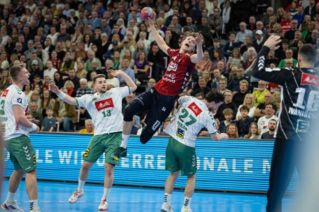 DAIKIN HBL: SG Flensburg-Handewitt vs GWD Minden; 27.03.26 Thilo Knutzen (Nr.34, SG Flensburg-Handewitt) gegen Ian Weber (Nr.13, GWD Minden) und Max Staar (Nr.27, GWD Minden) DAIKIN HBL: SG Flensburg-Handewitt vs GWD Minden, GP JOULE Arena am 27.03.26 Copyright: xBEAUTIFULxSPORTS MarioxM.xKobergx